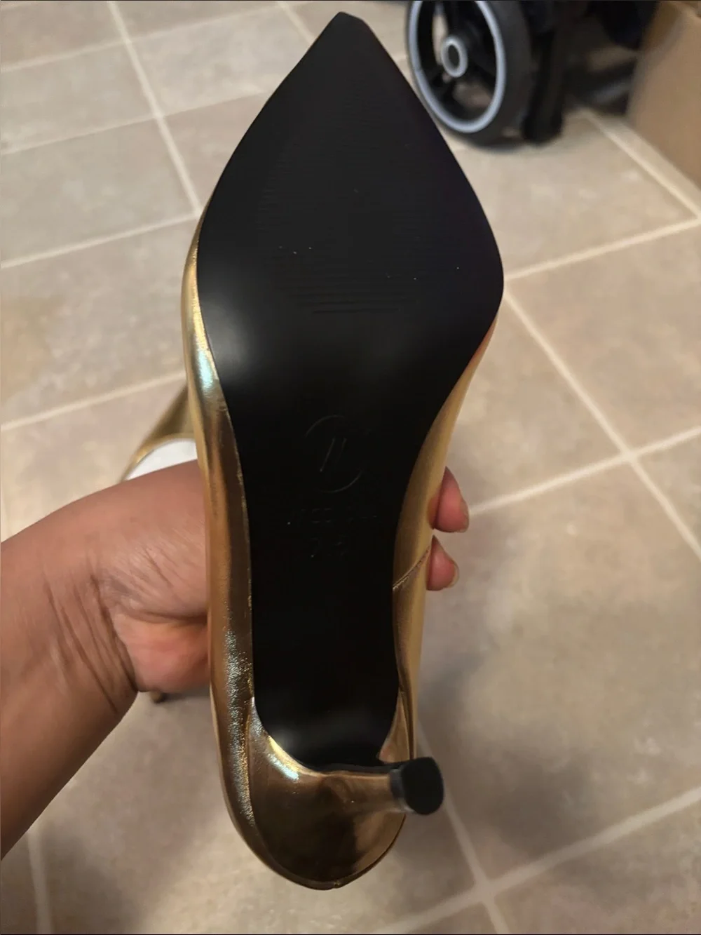 VACCASHE Gold Pointed-Toe Kitten Heel